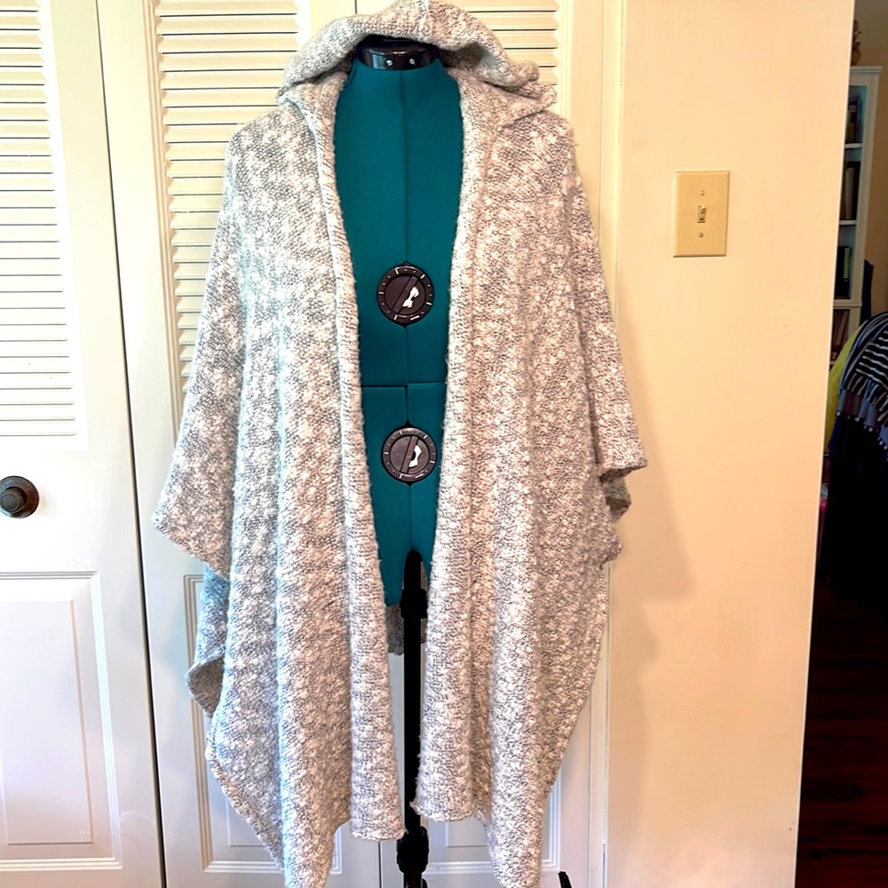 Sleeved knit poncho with hood. One size. Grey/white pattern.